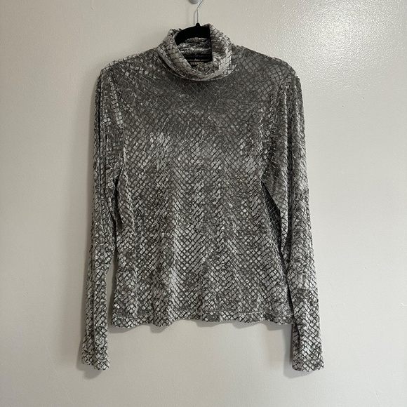 Skea Shimmies Shimmery Gray Velour Turtleneck Top, Apres-Ski, Size Large - Picture 4 of 7